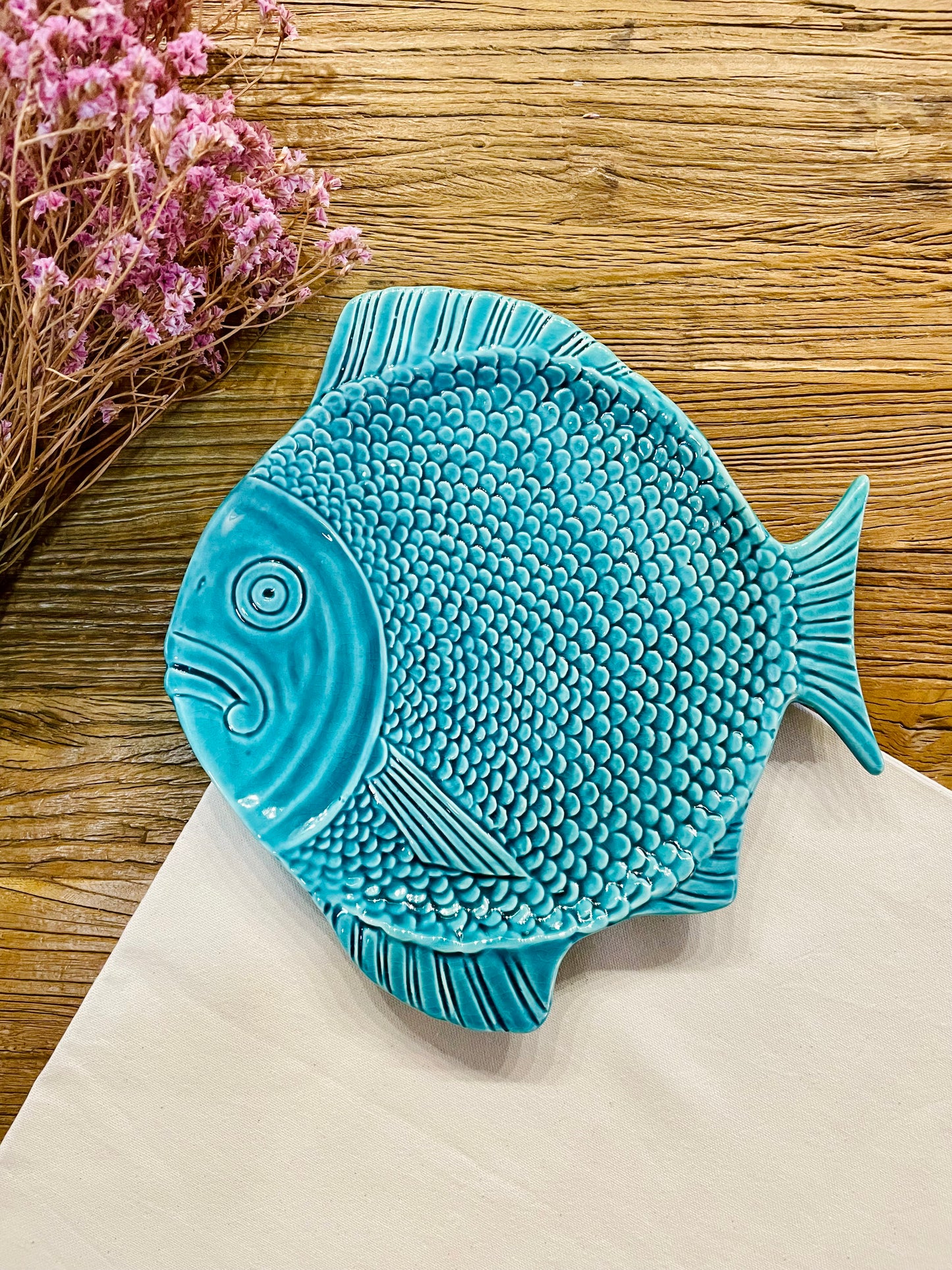 Fish-shaped dinner plate (turquoise blue)