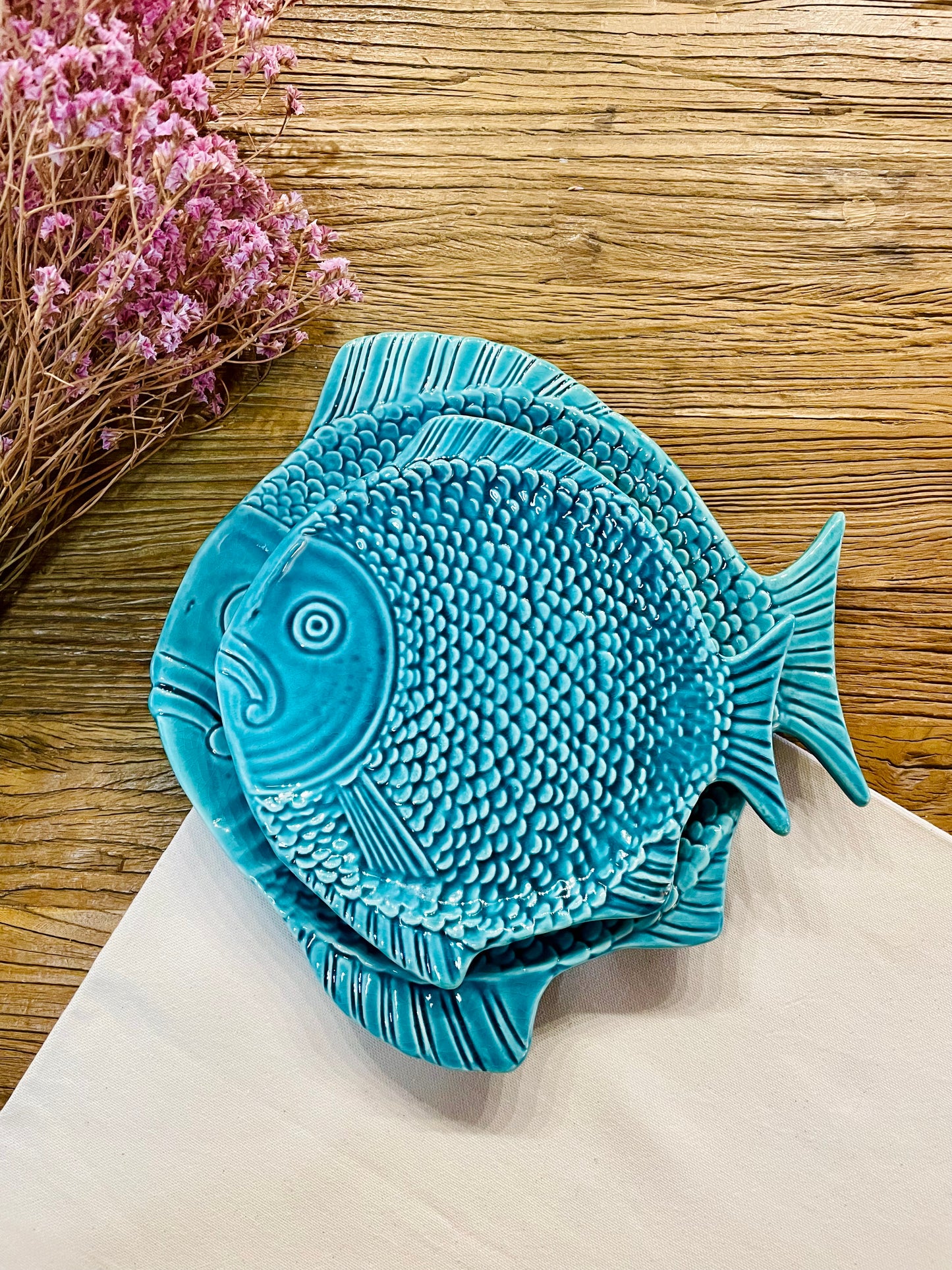 Fish-shaped dinner plate (turquoise blue)