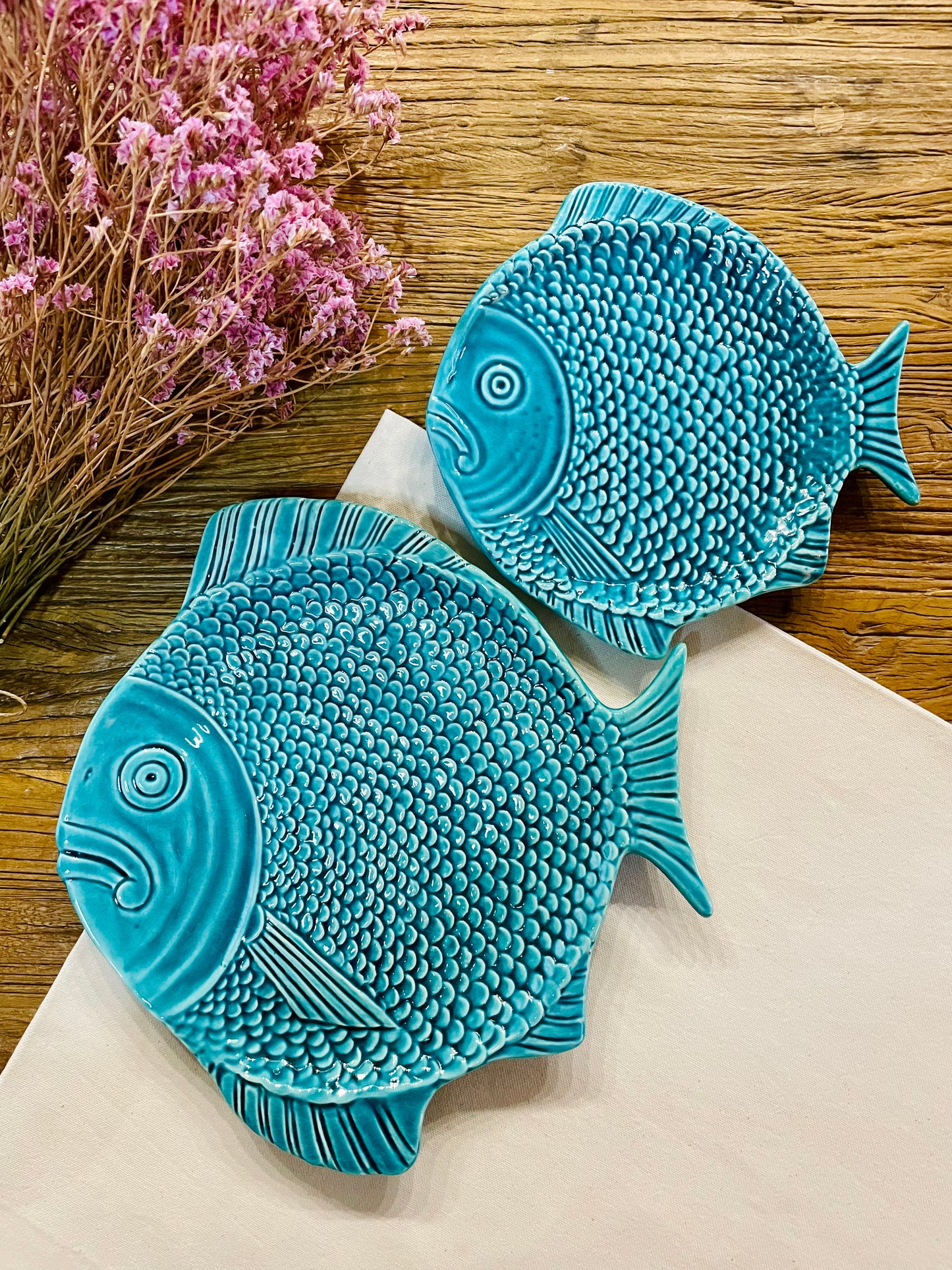 Fish-shaped dinner plate (turquoise blue)