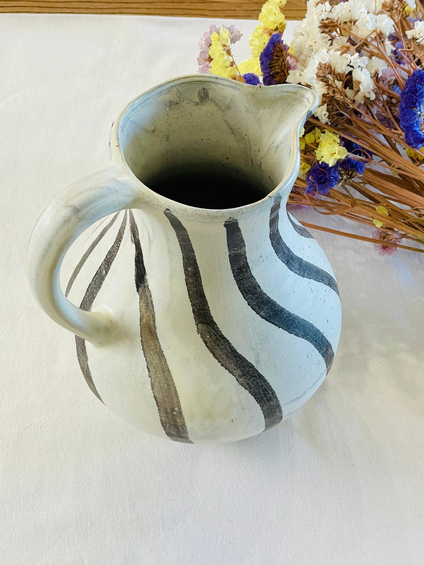 Artisanal jug (capacity 2.75L)