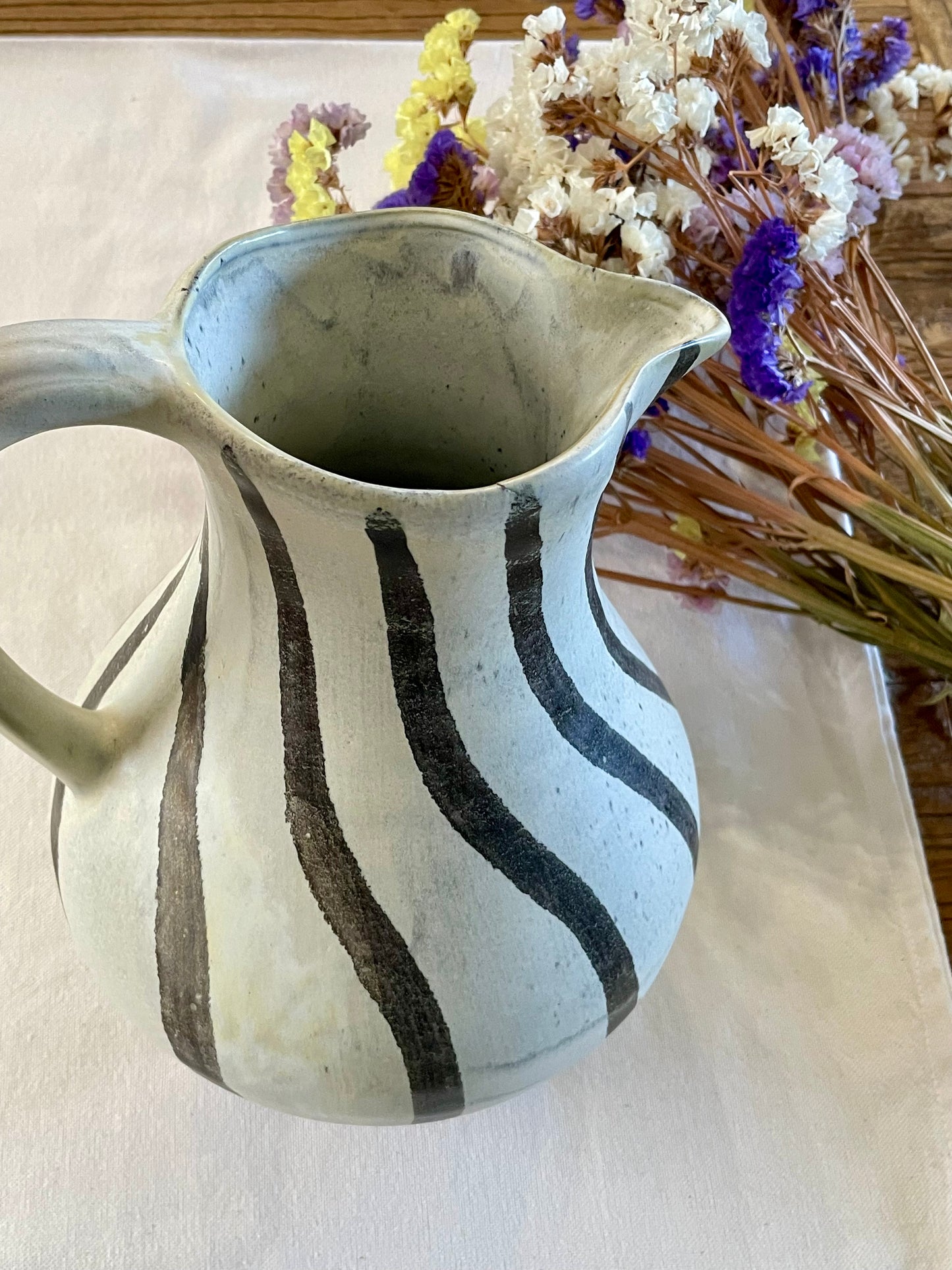 Artisanal jug (capacity 2.75L)