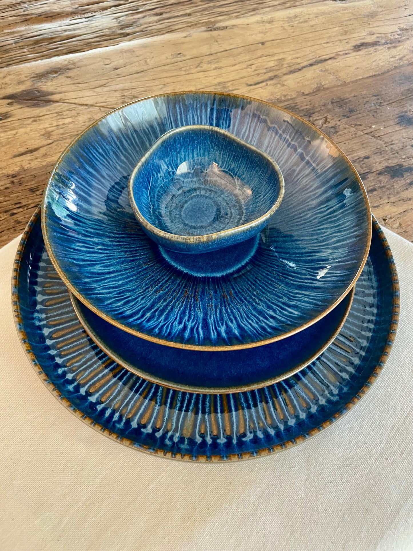 Set of 16 pieces Iris collection (4dinner plates + 4dessert plates + 4bowls + 4mini bowls)