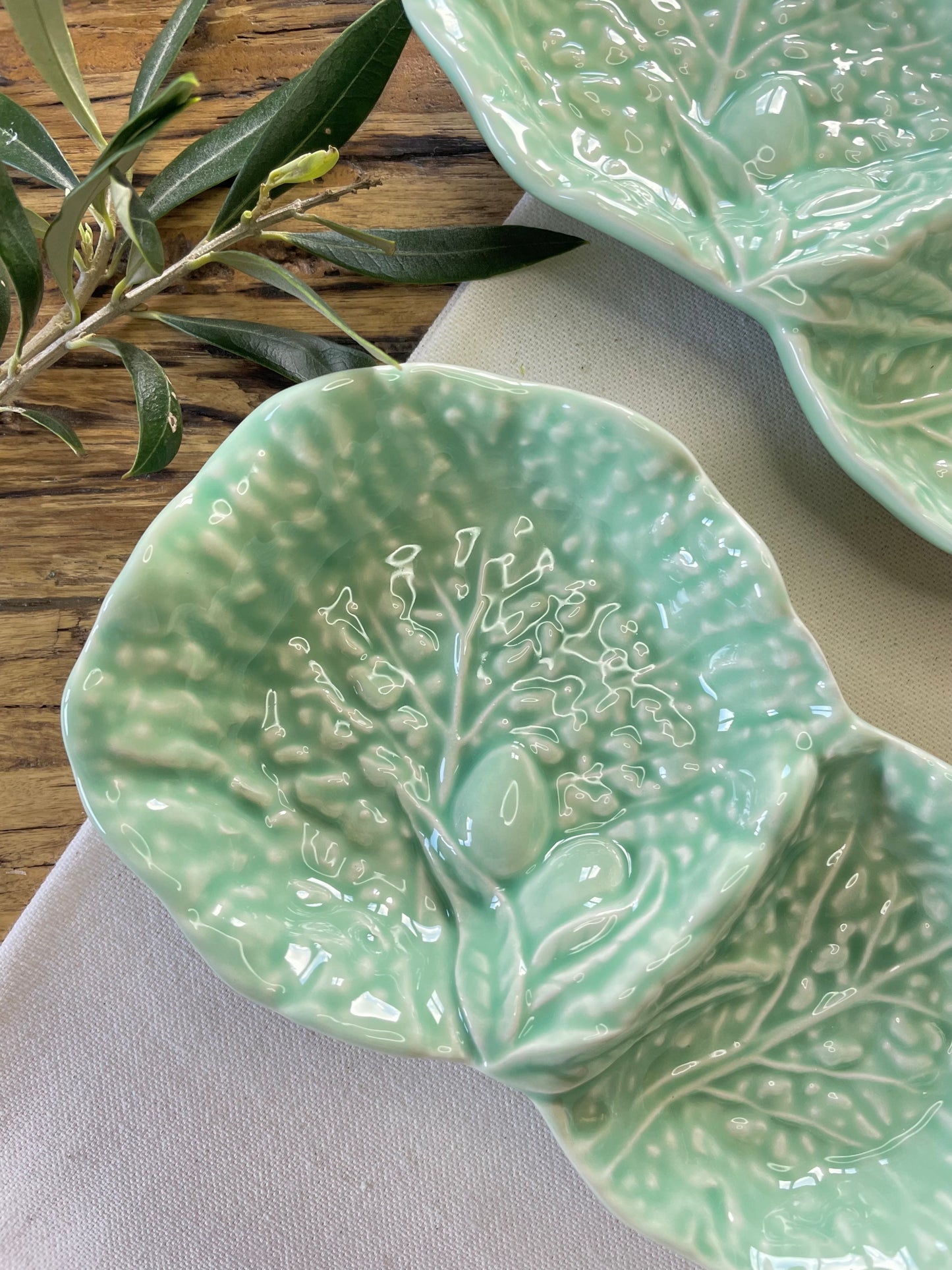 Olive dish (water green)