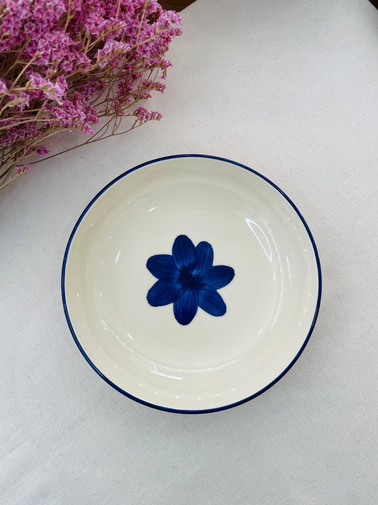 Prato fundo/bowl com flor azul
