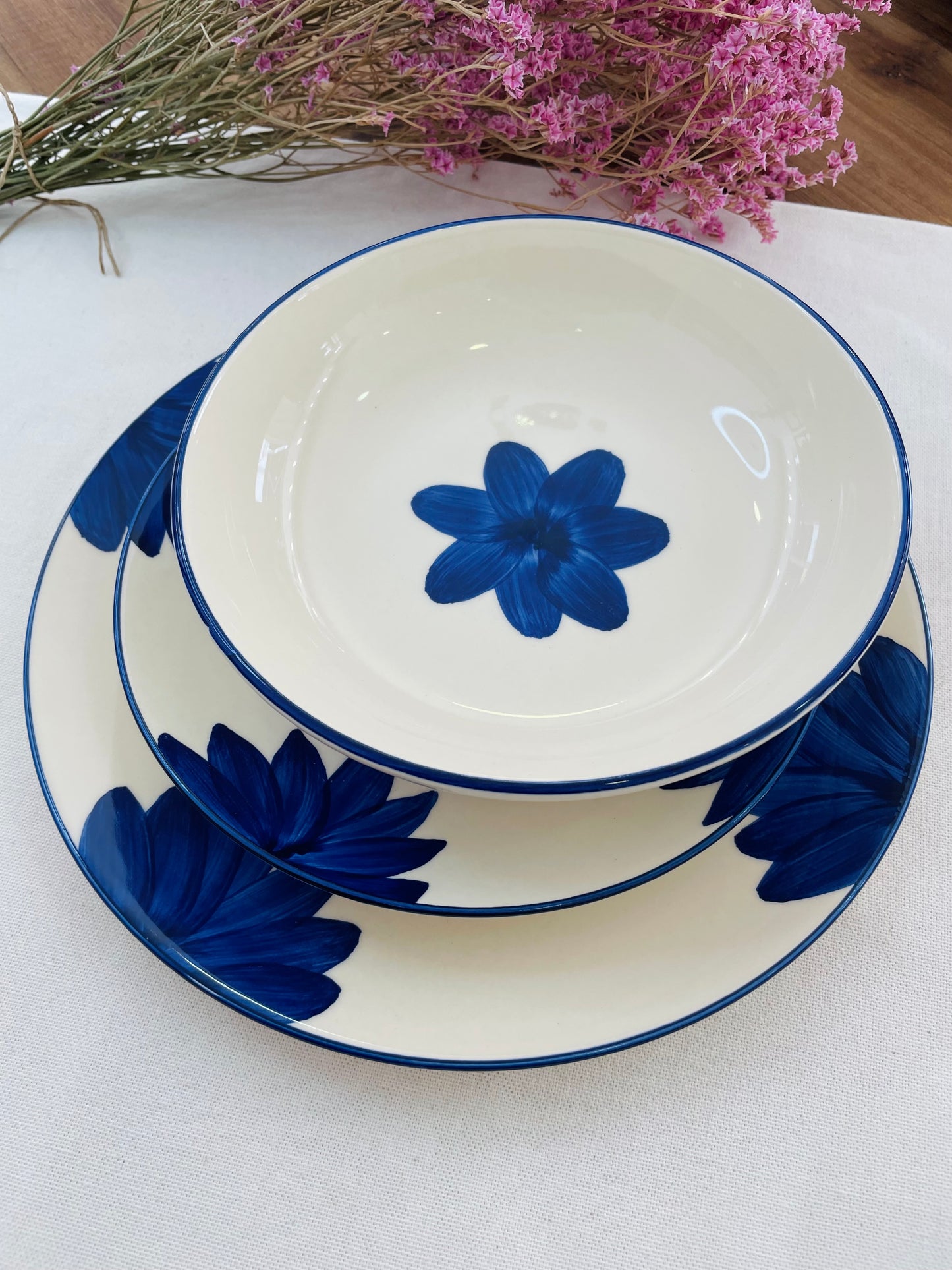 Prato fundo/bowl com flor azul