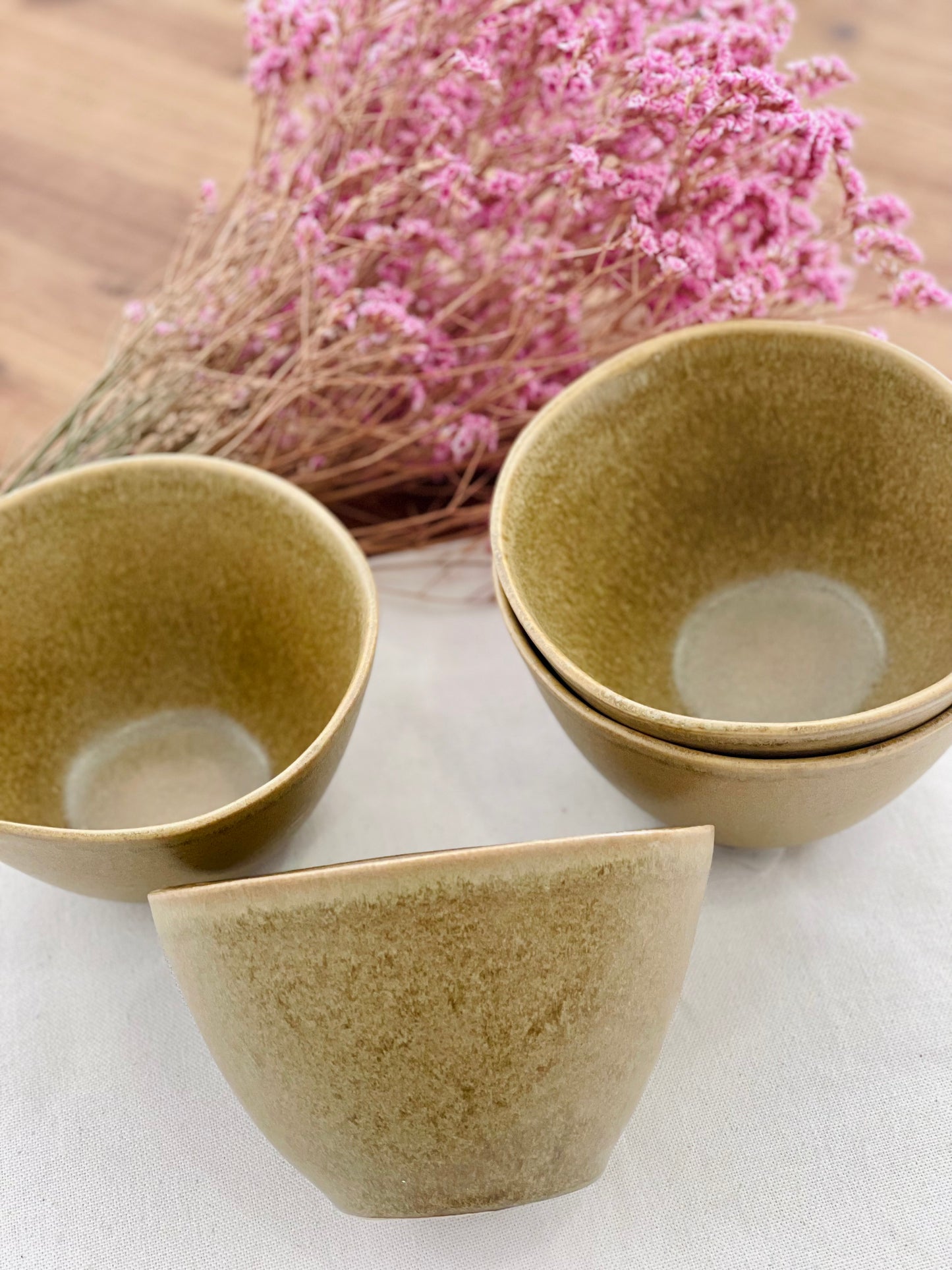 Tigela com vidrado reativo em tons de castanho esverdeado