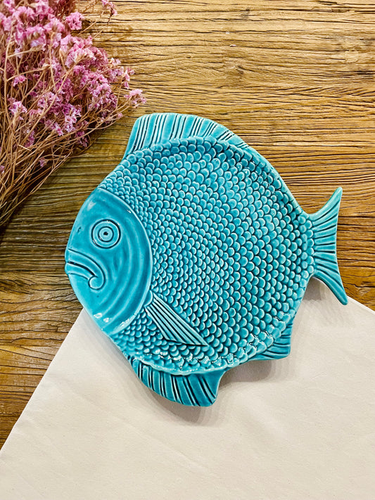 Fish-shaped dinner plate (turquoise blue)