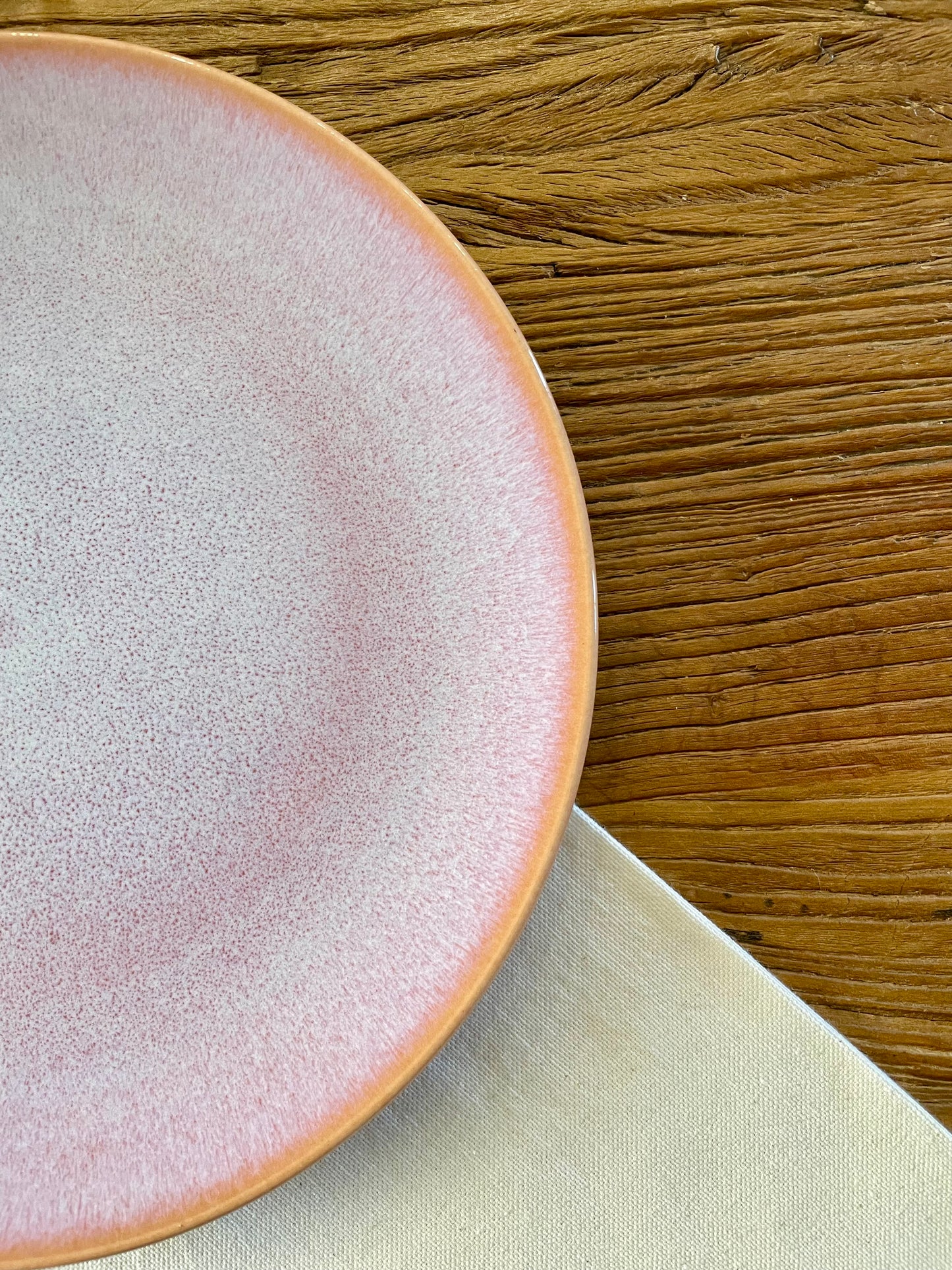 Dinner plate with pink gradient