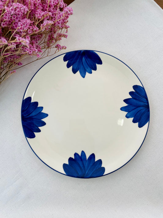 Dinner plate with blue flower